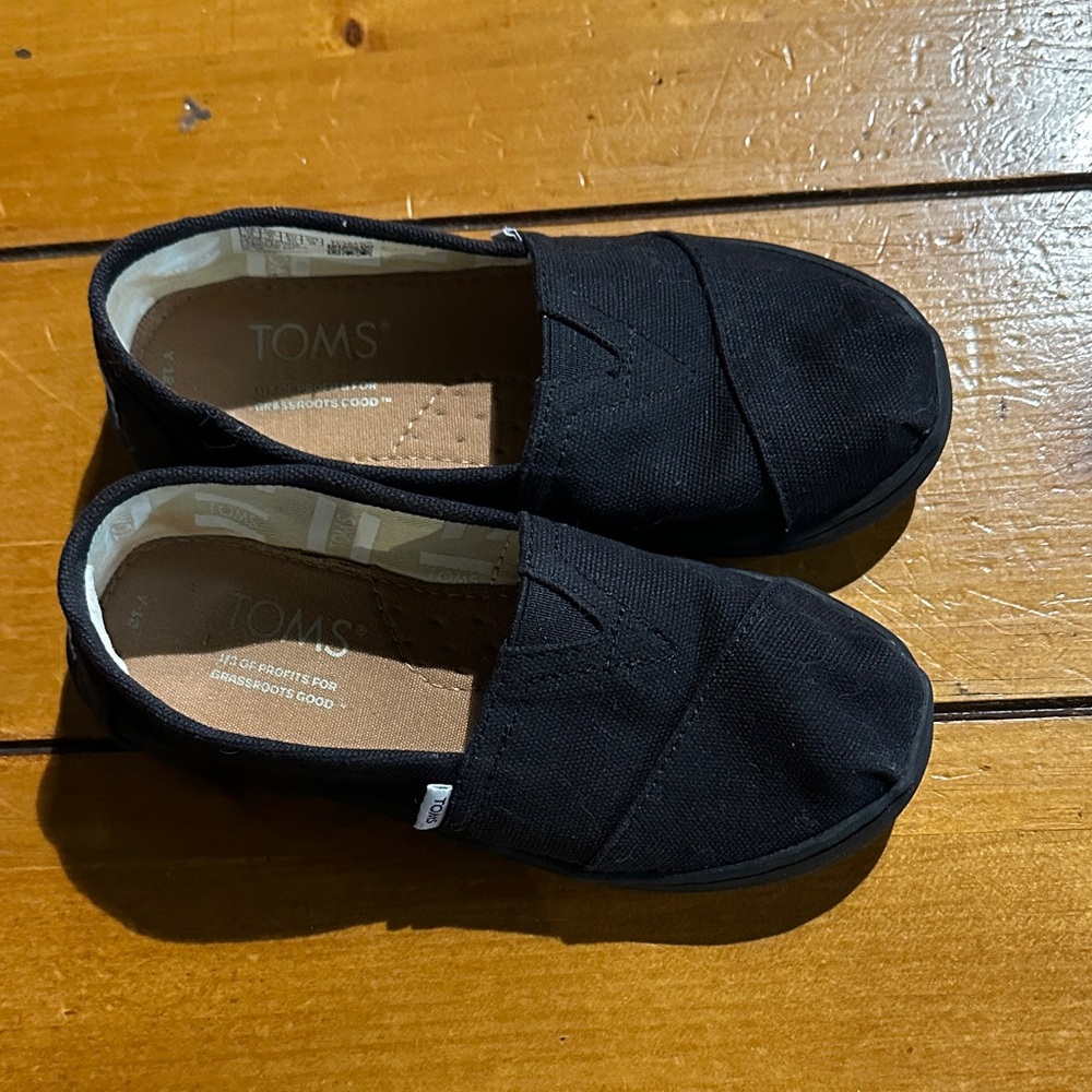 Toms Classic Black Canvas Slip-Ons